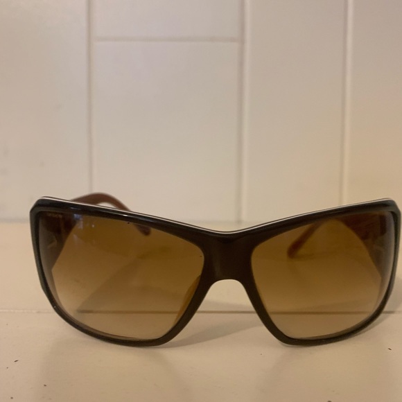 Prada Brown and White Trim Sunglasses. Gold Logo. - Picture 6 of 7